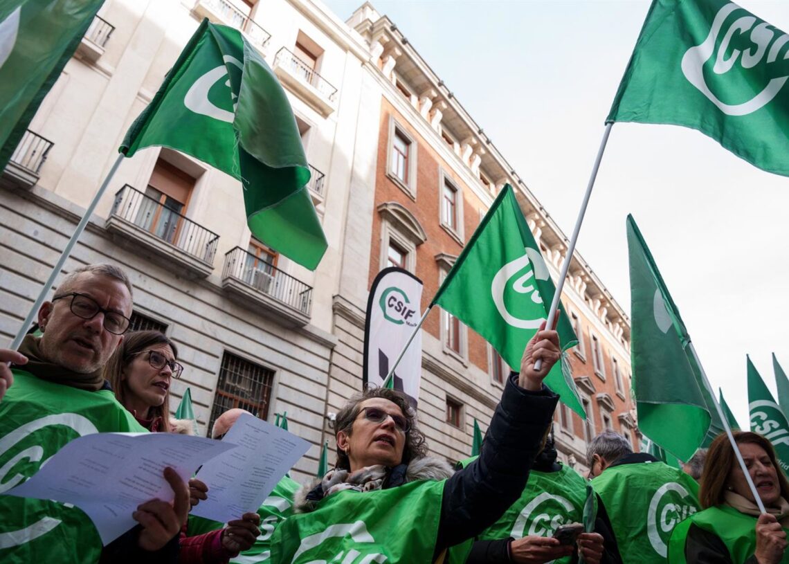 Archivo - Varias personas con banderas de CSIF durante una concentración sindicalMatias Chiofalo - Europa Press - Archivo
