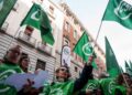 Archivo - Varias personas con banderas de CSIF durante una concentración sindicalMatias Chiofalo - Europa Press - Archivo