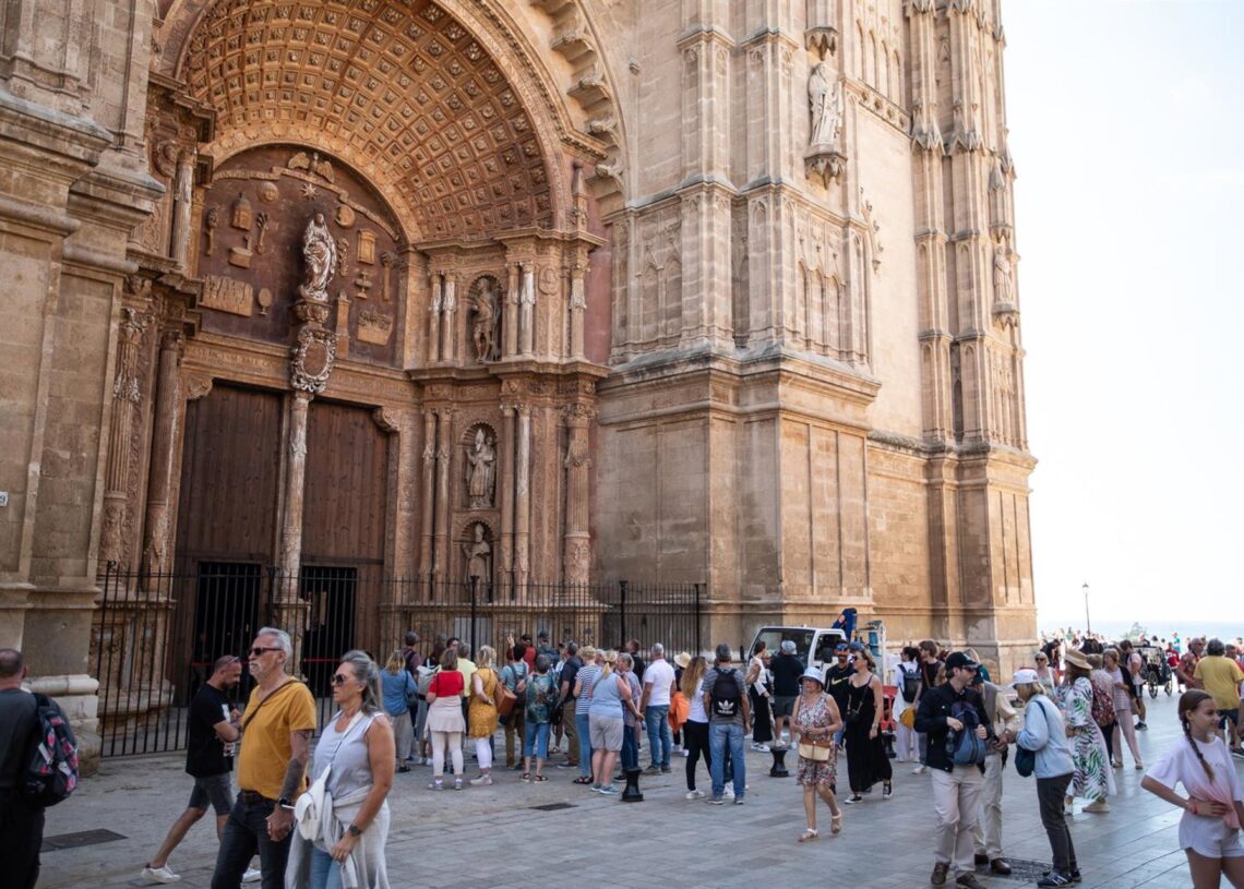 Archivo - Varios turistas en las inmediaciones de la catedral de Mallorca.Tomàs Moyà - Europa Press - Archivo