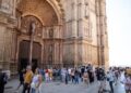 Archivo - Varios turistas en las inmediaciones de la catedral de Mallorca.Tomàs Moyà - Europa Press - Archivo
