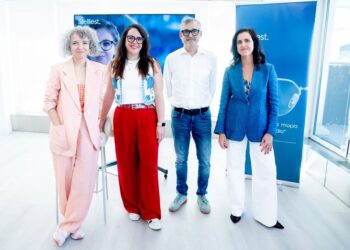 De izquierda a derehca: Mayra del Pilar, estilista y madre de una niña con miopía; Susana Lobato, responsable de la marca Stellest en España; Víctor G. Molina, optometrista de Tu Visión El Rosal; y María Alarcón Tomás, oftalmóloga en Clínica BavieraESSILORLUXOTTICA
