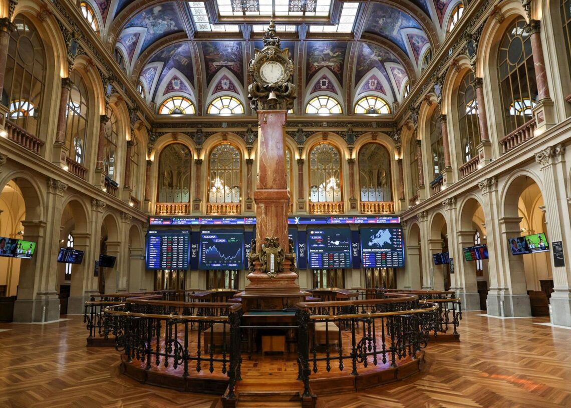 Archivo - Paneles con índices bursátiles en el Palacio de la Bolsa, en Madrid (España).Marta Fernández Jara - Europa Press - Archivo