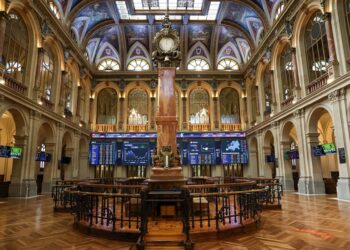 Archivo - Paneles con índices bursátiles en el Palacio de la Bolsa, en Madrid (España).Marta Fernández Jara - Europa Press - Archivo