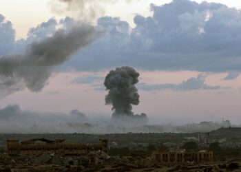 Columna de humo tras un bombardeo del Ejército de Israel contra la ciudad de Gaza, en el norte de la Franja de GazaEuropa Press/Contacto/Omar Ashtawy