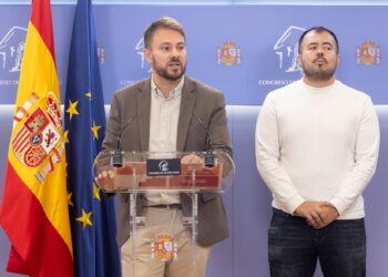 El diputado de Sumar Alberto Ibañez (i) y el diputado de IU Nahuel González (d) durante una rueda de prensa anterior a la Junta de Portavoces, en el Congreso de los Diputados, a 7 de octubre de 2025, en Madrid (España).Eduardo Parra - Europa Press