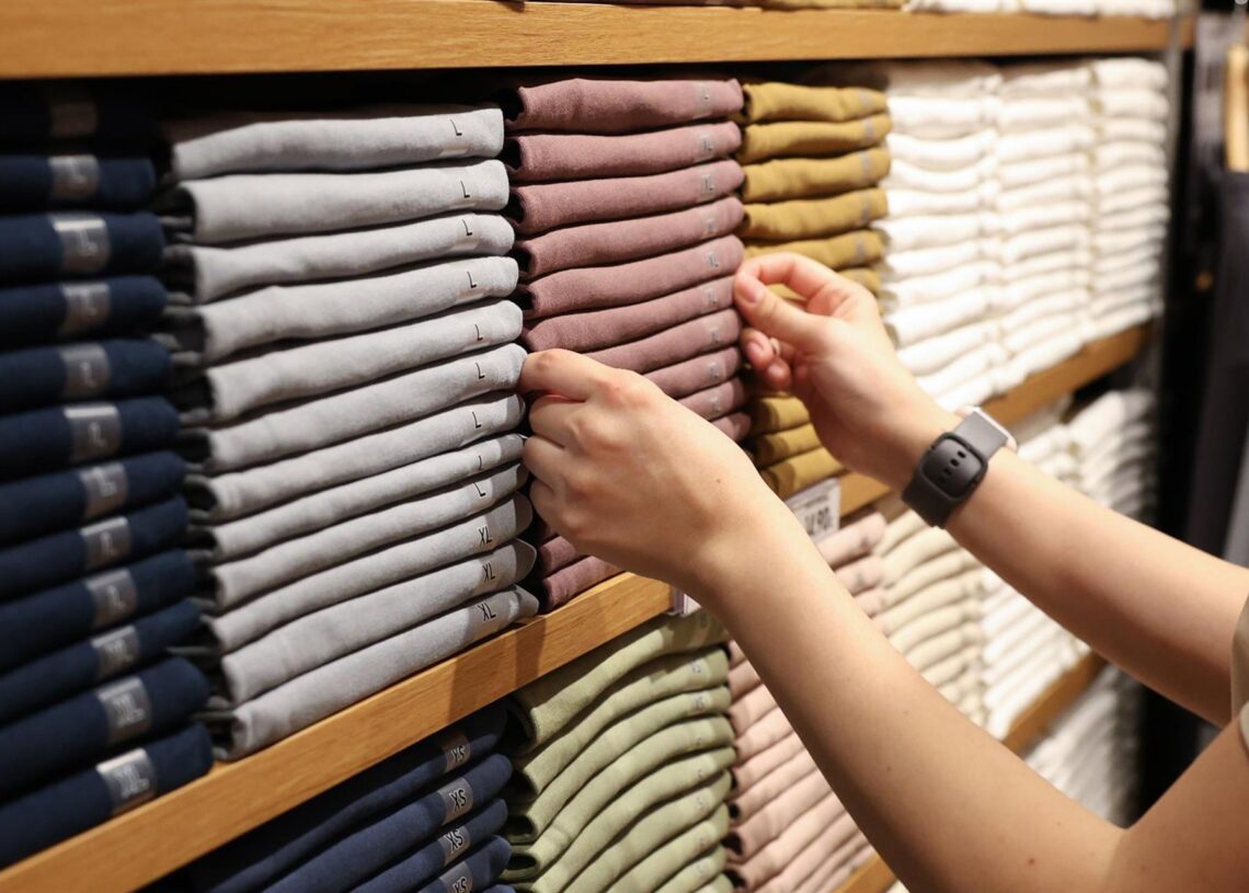 Archivo - Una dependienta coloca la ropa en una tienda de modaMarta Fernández - Europa Press - Archivo