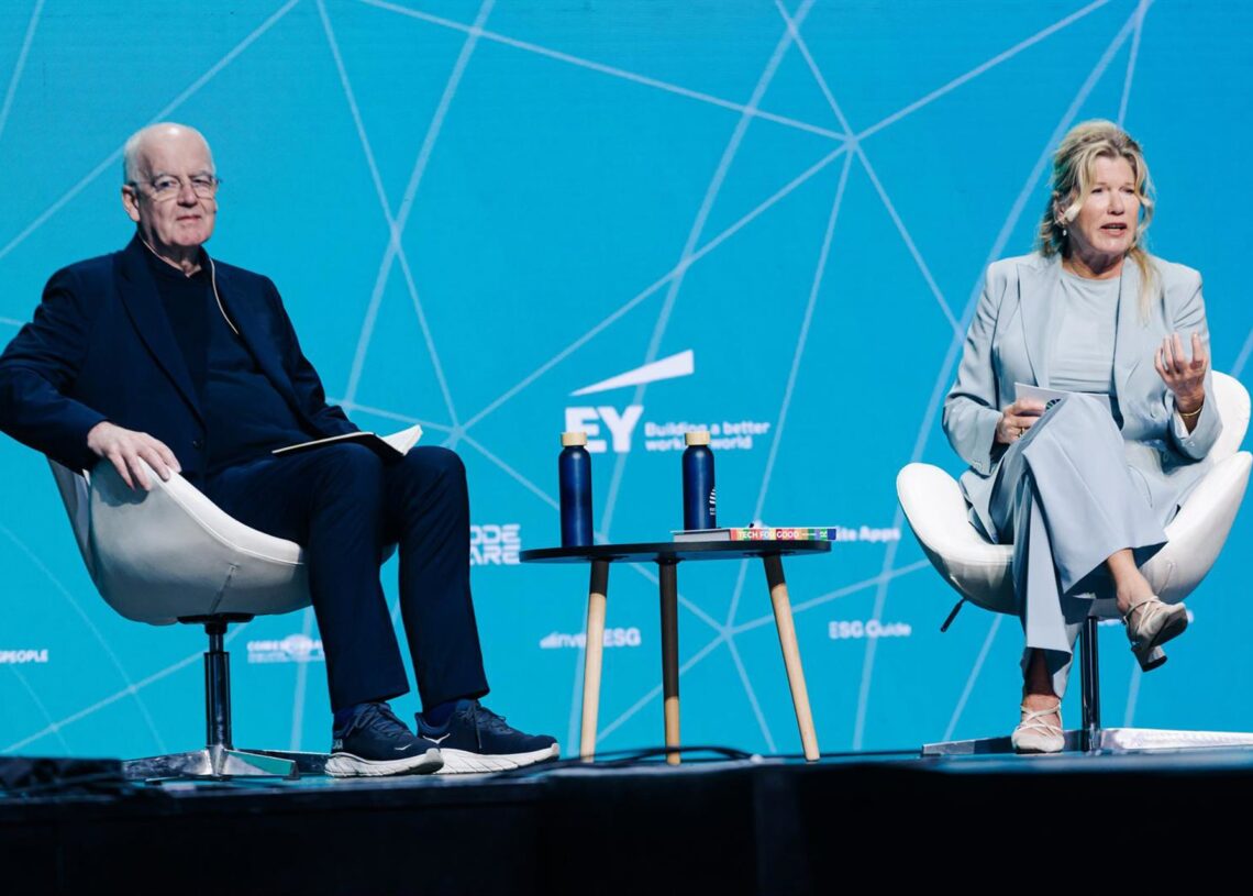 El fundador y embajador de Volans, John Elkington, y la Global Thought Leader de Capital and Tec, Marga Hoek, durante la primera jornada del ESG Summit Europe 2025, en el Teatro Príncipe Pío, a 7 de octubre de 2025, en Madrid (España). Carlos Luján - Europa Press