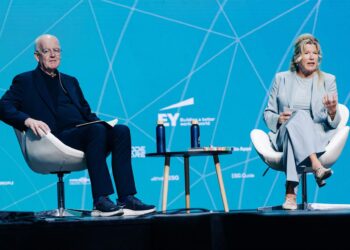 El fundador y embajador de Volans, John Elkington, y la Global Thought Leader de Capital and Tec, Marga Hoek, durante la primera jornada del ESG Summit Europe 2025, en el Teatro Príncipe Pío, a 7 de octubre de 2025, en Madrid (España). Carlos Luján - Europa Press