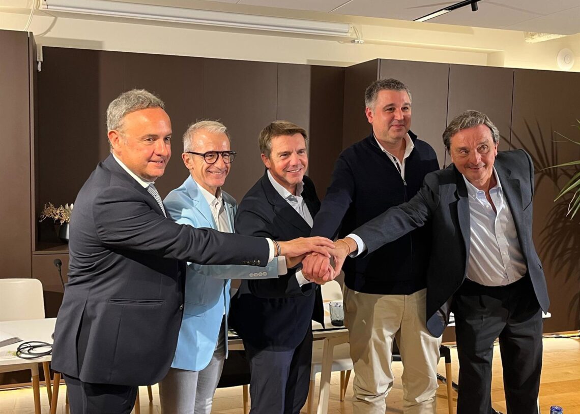 El presidente de Hostelería de España, José Luís Álvarez; el director del Gremi de Restauració, Roger Pallarols; el presidente de Barcelona Oberta, Gabriel Jené; el secretario general de Pimec, Josep Ginesta, y el director de RRII de Foment, Benet Maimí.EUROPA PRESS