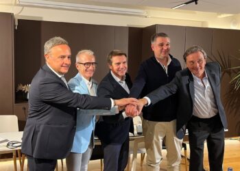 El presidente de Hostelería de España, José Luís Álvarez; el director del Gremi de Restauració, Roger Pallarols; el presidente de Barcelona Oberta, Gabriel Jené; el secretario general de Pimec, Josep Ginesta, y el director de RRII de Foment, Benet Maimí.EUROPA PRESS