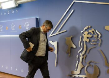 El portavoz del PSOE en el Congreso, Patxi López, sale de una rueda de prensa posterior a la Junta de Portavoces, en el Congreso de los Diputados, a 1 de octubre de 2025, en Madrid (España).Ananda Manjón - Europa Press