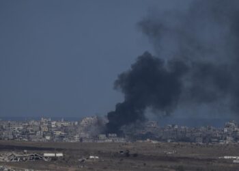 Columna de humo tras un bombardeo del Ejército de Israel contra la Franja de GazaIlia Yefimovich/dpa