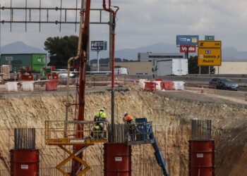 Archivo - Obras de emergencia para la reconstrucción de los puentes de la A-7 sobre el barranco del Poyo en abrilRober Solsona - Europa Press - Archivo