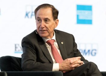 El presidente de Mapfre, Antonio Huertas, interviene en la segunda jornada del XVI Encuentro Financiero del sector bancario, organizado por 'Expansión', KPMG, American Express y Cunef Universidad, en el auditorio El Beatriz, a 7 de octubre de 2025, en MadDiego Radamés - Europa Press