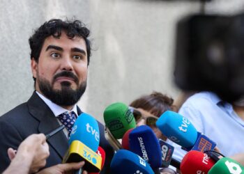 Archivo - El líder de Se Acabó La Fiesta (SALF) y eurodiputado, Luis 'Alvise' Pérez, al salir de declarar en el Tribunal Supremo.Jesús Hellín - Europa Press - Archivo