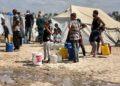 Palestinos esperan a recibir agua por parte de una organización caritativa en el campamento de refugiados de Nuseirat, en medio de la ofensiva de Israel contra la Franja de Gaza (archivo)Europa Press/Contacto/Belal Abu Amer