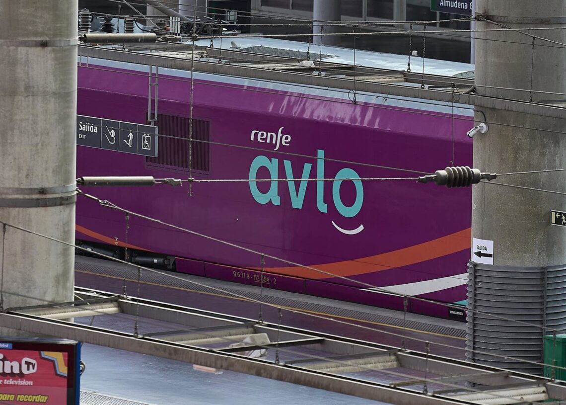 Archivo - Un tren en la Estación de Madrid - Puerta de Atocha - Almudena GrandesJesús Hellín - Europa Press - Archivo