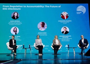La comisaria europea, Elena Arveras, la miembro de International Sustainability Standards Board (ISSB), Jennifer Bofinger-Schuster y la directora ejecutiva de Eurosif, Aleksandra Palinska, durante la primera jornada del ESG Summit Europe 2025Carlos Luján - Europa Press