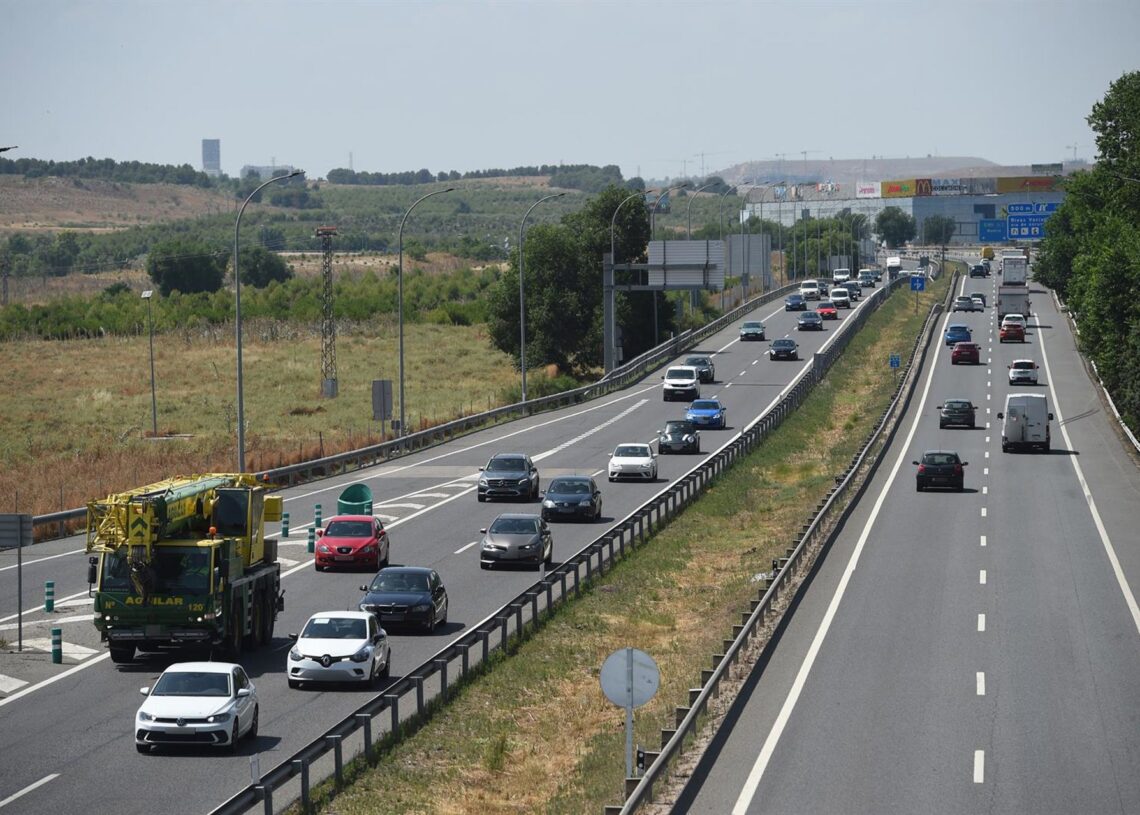 Archivo - Vehículos en la autovíaGustavo Valiente - Europa Press - Archivo