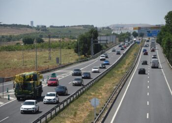 Archivo - Vehículos en la autovíaGustavo Valiente - Europa Press - Archivo