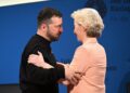 Archivo - La presidenta de la Comisión Europea, Ursula von der Leyen, con el presidente de Ucrania, Volodimir Zelenski, en la ceremonia del premio Carlomagno en Alemania.Federico Gambarini/dpa-Pool/dpa - Archivo