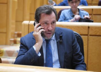 El ministro de Transportes y Movilidad Sostenible, Óscar Puente, durante una sesión de control al Gobierno, en el Senado, a 7 de octubre de 2025, en Madrid (España). Fernando Sánchez - Europa Press