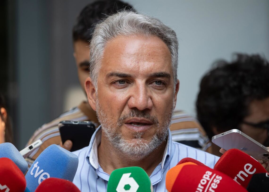 Archivo - El vicesecretario de Política Autonómica, Municipal y Análisis Electoral del PP, Elías Bendodo, atiende a los medios de comunicación, en la sede del PP, a 21 de agosto de 2025, en Madrid (España). Alejandro Martínez Vélez - Europa Press - Archivo