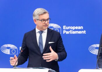 Archivo - El comisario europeo de Asuntos Internos y Migración, Magnus Brunner, en rueda de prensa en el Parlamento Europeo.Philipp von Ditfurth/dpa - Archivo