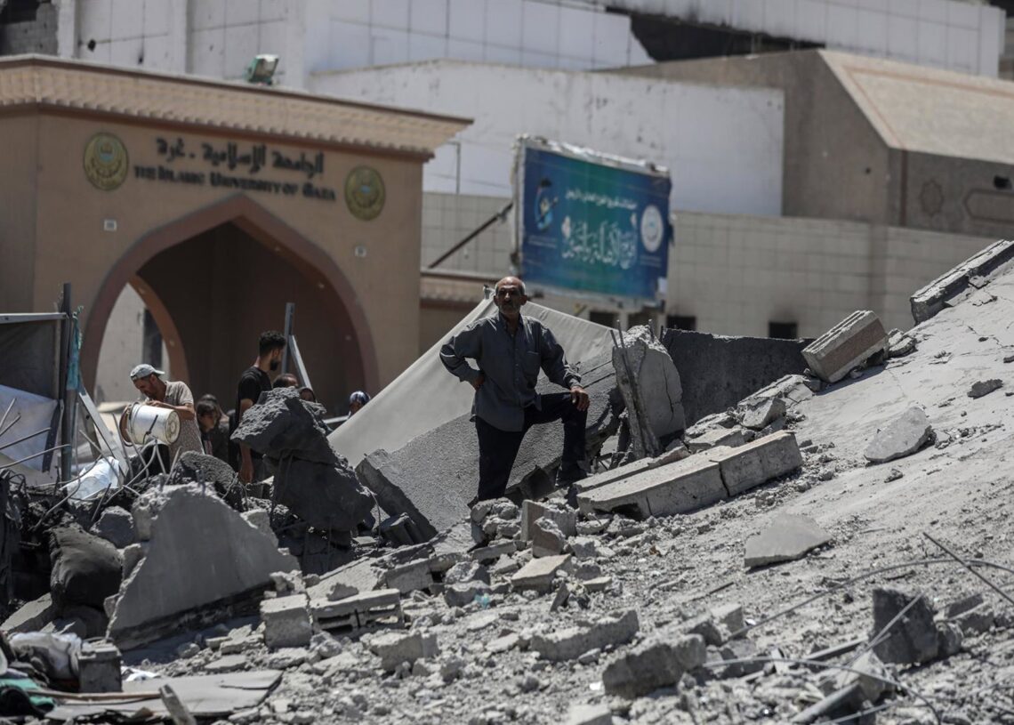 Archivo - Imagen de archivo ed un edificio derrumbado tras un ataque de Israel en Gaza.Omar Ashtawy/APA Images via ZUMA / DPA - Archivo