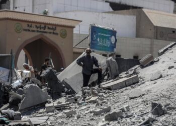Archivo - Imagen de archivo ed un edificio derrumbado tras un ataque de Israel en Gaza.Omar Ashtawy/APA Images via ZUMA / DPA - Archivo