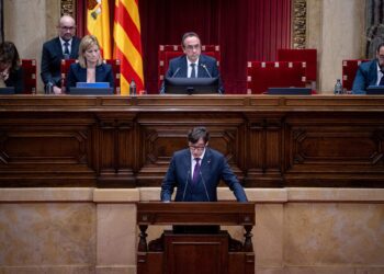 Archivo - El presidente de la Generalitat, Salvador Illa, en el Parlamento catalán en una imagen de archivo.Lorena Sopêna - Europa Press - Archivo
