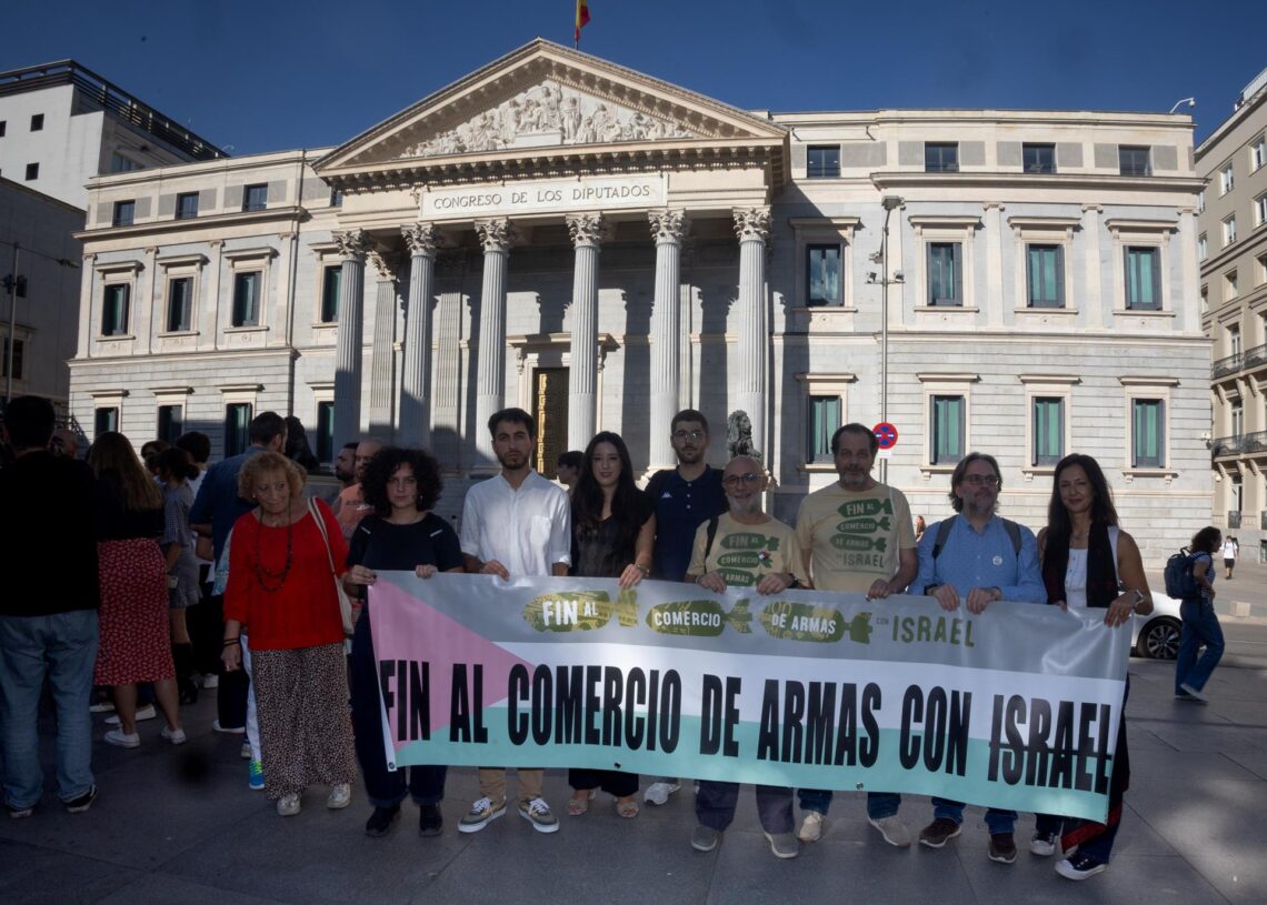 Varias personas se concentran frente al Congreso de los Diputados, a 7 de octubre de 2025, en Madrid (España). Eduardo Parra - Europa Press