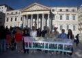 Varias personas se concentran frente al Congreso de los Diputados, a 7 de octubre de 2025, en Madrid (España). Eduardo Parra - Europa Press