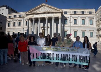 Varias personas se concentran frente al Congreso de los Diputados, a 7 de octubre de 2025, en Madrid (España). Eduardo Parra - Europa Press
