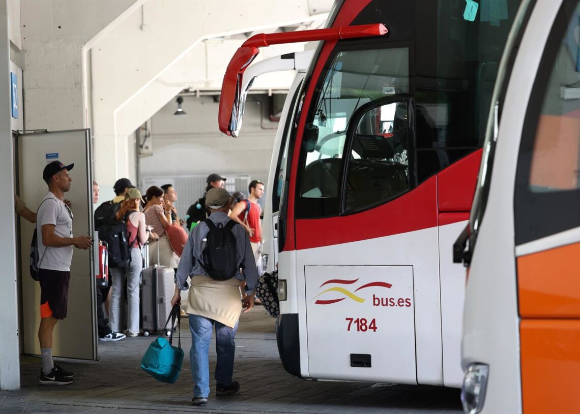 Archivo - Varias personas esperan para subirse a un autobús en la estación de autobuses de Méndez ÁlvaroMarta Fernández Jara - Europa Press - Archivo