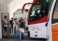 Archivo - Varias personas esperan para subirse a un autobús en la estación de autobuses de Méndez ÁlvaroMarta Fernández Jara - Europa Press - Archivo