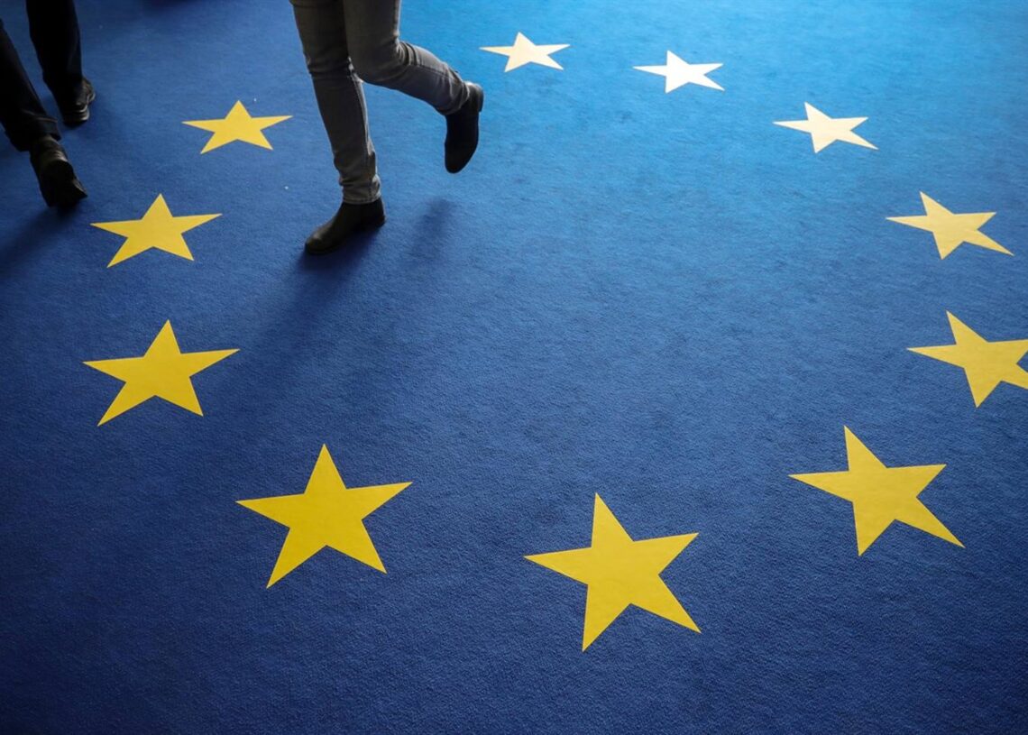 Archivo - Imagen de archivo de una moqueta con la bandera de la UE.MICHAEL KAPPELER/DPA - Archivo