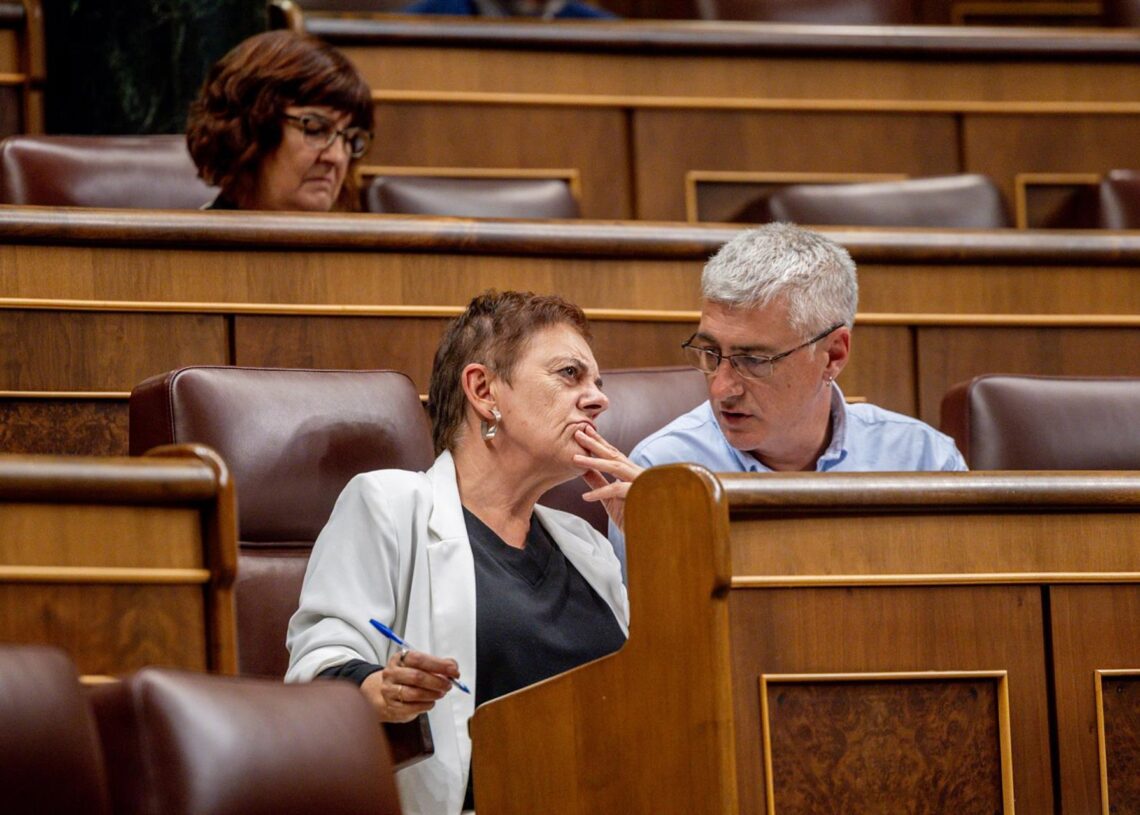La portavoz de EH Bildu en el Congreso, Mertxe Aizpurua y el diputado de Bildu Oskar Matute durante una sesión plenaria, en el Congreso de los Diputados, a 7 de octubre de 2025, en Madrid (España)Ricardo Rubio - Europa Press