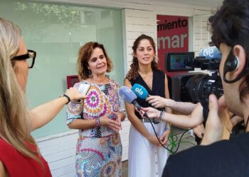 La coordinadora de Movimiento Sumar Andalucía, Esperanza Gómez, atiende a los medios junto a Lara Hernández en Sevilla.MOVIMIENTO SUMAR ANDALUCÍA