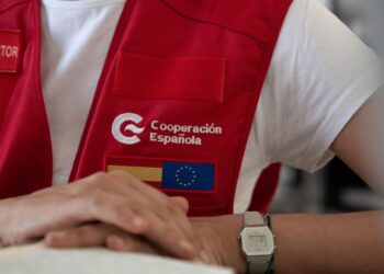 Archivo - Detalle del chaleco rojo de la Cooperación EspañolaDavid Zorrakino - Europa Press - Archivo