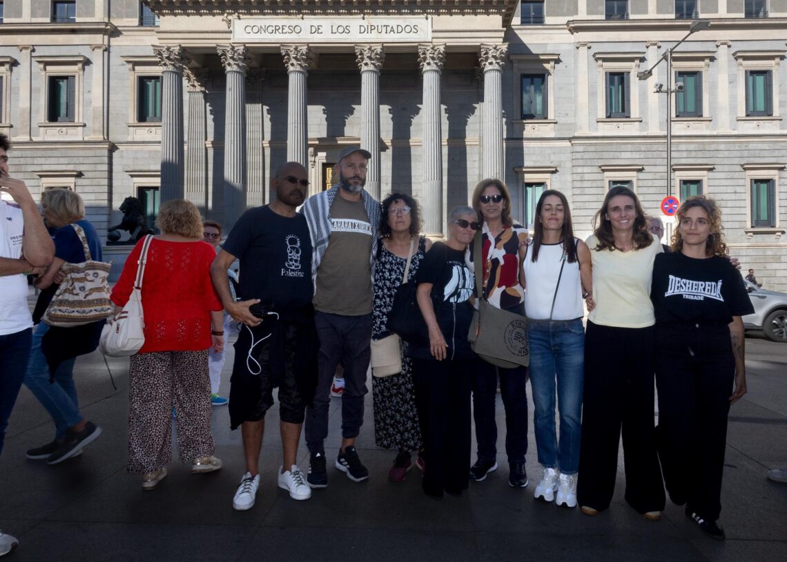 Integrantes de la Global Sumud Flotilla ofrecen declaraciones a los medios, frente al Congreso de los Diputados, a 7 de octubre de 2025, en Madrid (España). Eduardo Parra - Europa Press