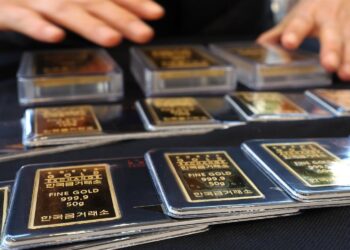 Archivo - 04 January 2023, South Korea, Seoul: A clerk arranges gold bars at Korea Gold Exchange in Seoul. The price of gold has soared in recent days amid global economic uncertainties. Photo: -/yonhap/dpa-/yonhap/dpa - Archivo