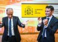 El embajador de Palestina en España, Husni Abdel Wahed (i) y el delegado del Gobierno en Cantabria, Pedro Casares (d), durante un acto para explicar la situación que se está viviendo en la Franja de Gaza, en la Delegación de Gobierno de CantabriaNacho Cubero - Europa Press
