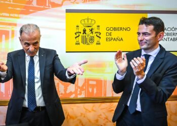 El embajador de Palestina en España, Husni Abdel Wahed (i) y el delegado del Gobierno en Cantabria, Pedro Casares (d), durante un acto para explicar la situación que se está viviendo en la Franja de Gaza, en la Delegación de Gobierno de CantabriaNacho Cubero - Europa Press
