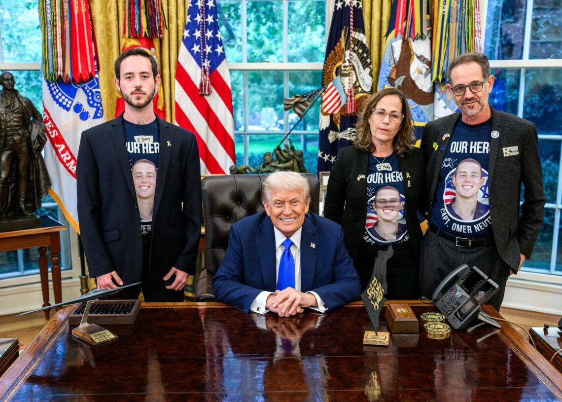 El presidente Donald Trump en el Despacho Oval, donde ha recibido a Edan Alexander (izquierda) y a familiares de Omer Neutra (derecha)LA CASA BLANCA EN X