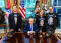El presidente Donald Trump en el Despacho Oval, donde ha recibido a Edan Alexander (izquierda) y a familiares de Omer Neutra (derecha)LA CASA BLANCA EN X