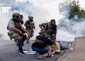 Agentes federales detienen a una persona mientras miembros de la comunidad y activistas protestan cerca de ellos, en Chicago, Illinois, Estados UnidosEuropa Press/Contacto/Armando L. Sanchez