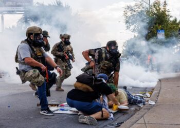 Agentes federales detienen a una persona mientras miembros de la comunidad y activistas protestan cerca de ellos, en Chicago, Illinois, Estados UnidosEuropa Press/Contacto/Armando L. Sanchez