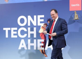 Archivo - El presidente y CEO de Izertis, Pablo Martín, con la cuerda de la campana tras romperse después de tocarla por el comienzo de la cotización de la compañía en el Mercado Principal de la Bolsa, en el Palacio de la Bolsa de Madrid, a 4 de julio de Marta Fernández - Europa Press - Archivo