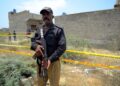 Archivo - Un policía de Pakistán frente a un lugar atacado por un dron de India en Karachi en el conflicto registrado en mayo de 2025 (archivo)Europa Press/Contacto/Ahmad Kamal - Archivo